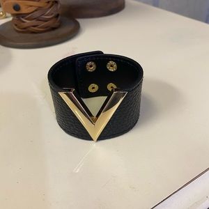 Black and gold V bracelet